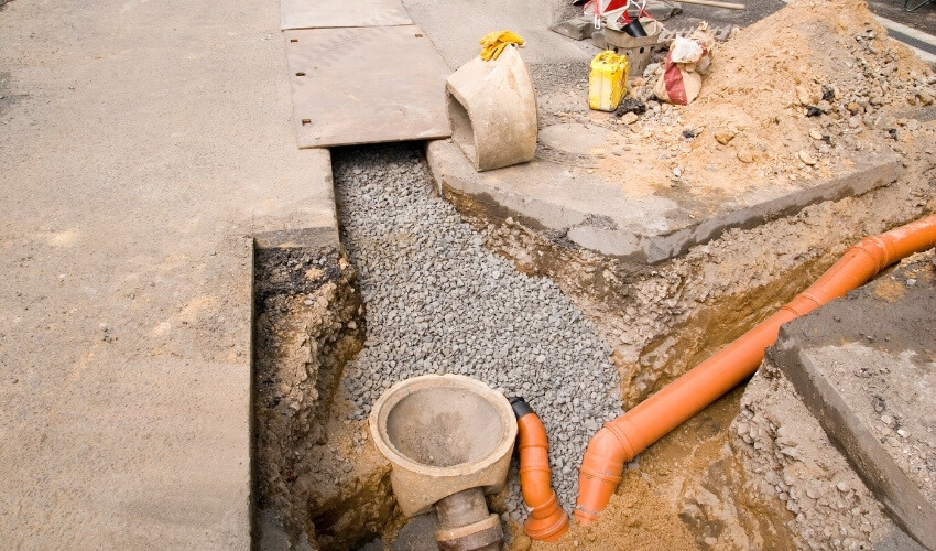 signs of a broken sewer line